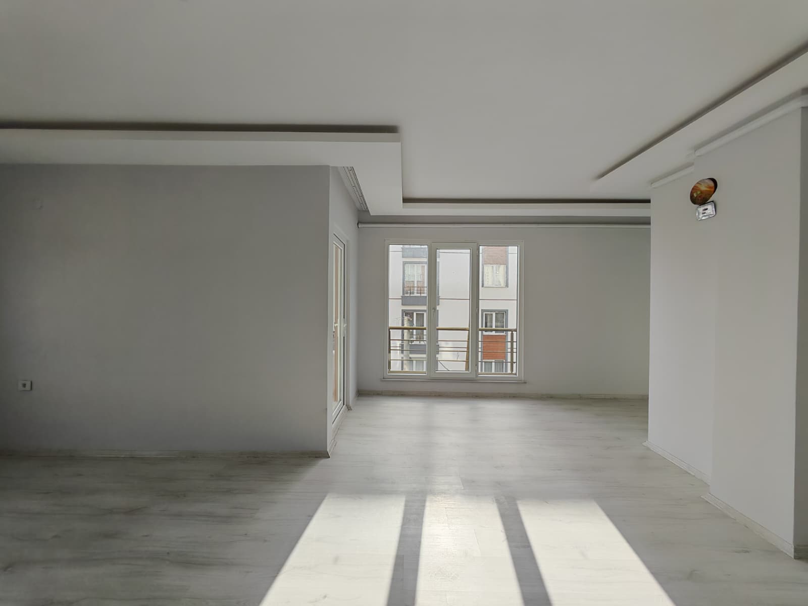 SARAÇLIDA AYRI MUTFAKLI 2 YIILIK ÇİFT BALKONLU 3+1